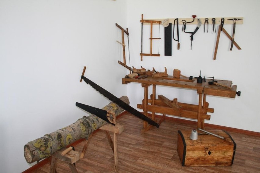 Ekspozycja "Pole i warsztat" - sprzęt i narzędzia używane dawniej przez chłopó